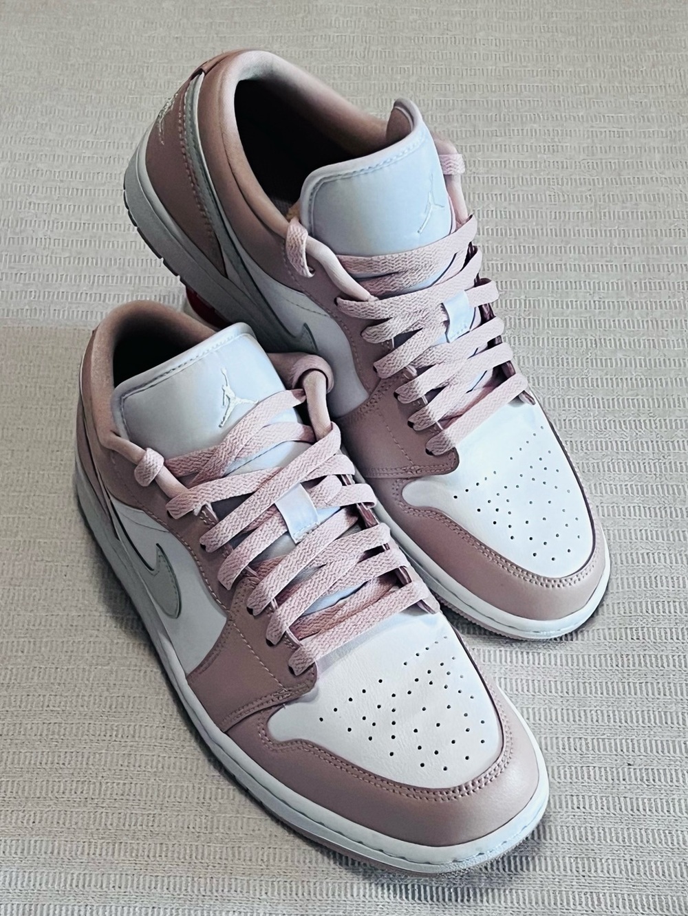 Air Jordan 1 Low "Legend Pink" (Style Code: DC0774-120).